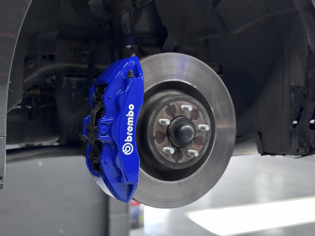 Hoe worden remklauwen gespoten?