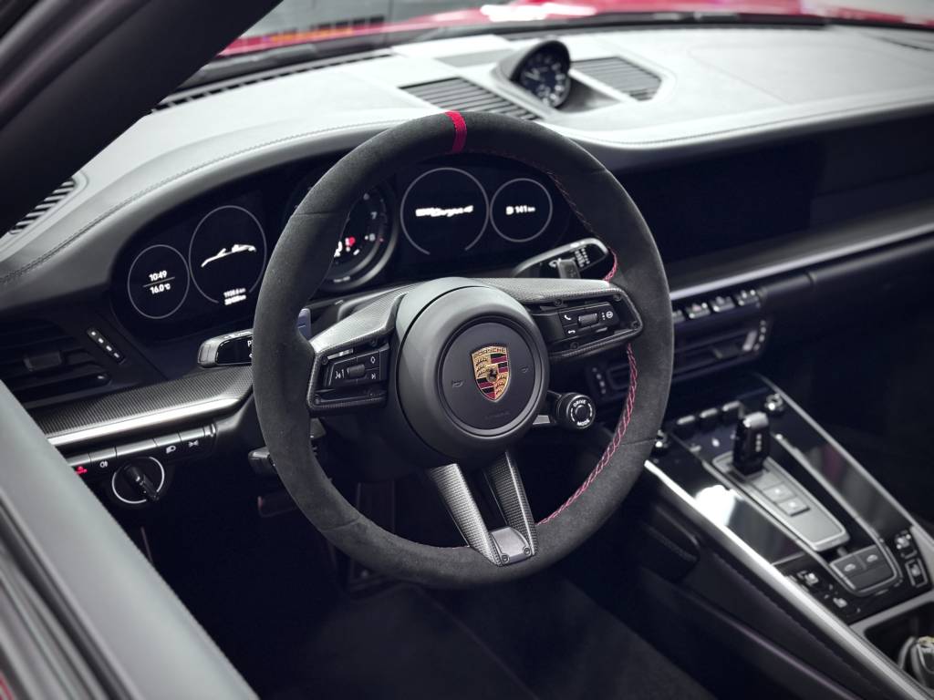 Stuurwiel bekleed van een Porsche in volledig alcantara met 12 uur markering