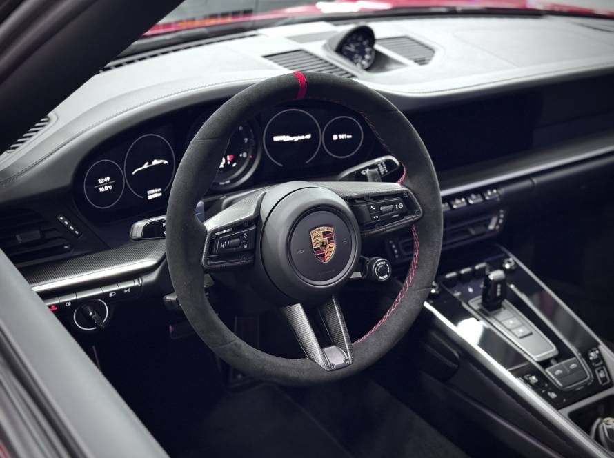 Stuurwiel bekleed van een Porsche in volledig alcantara met 12 uur markering