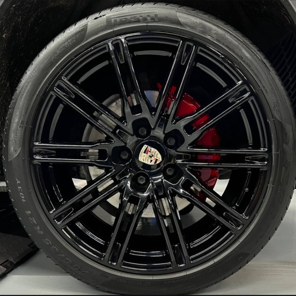 Velgen reparatie in Rotterdam voor Porsche en gespoten in hoogglans zwart